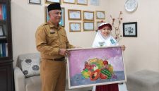 Kadisdik Sumenep M Iksan menunjukkan karya Syifa