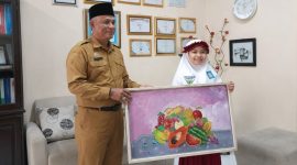Kadisdik Sumenep M Iksan menunjukkan karya Syifa