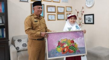 Kadisdik Sumenep M Iksan menunjukkan karya Syifa
