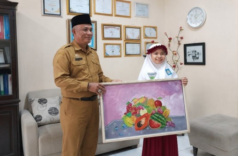 Kadisdik Sumenep M Iksan menunjukkan karya Syifa