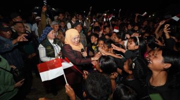 Khofifah Ajak Anak Korban Gempa Flores Bangkit dan Berani Meraih Cita-Cita