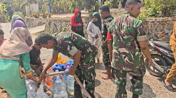 Kekeringan Melanda Batuputih, TNI Salurkan Ribuan Liter Air Bersih untuk Warga